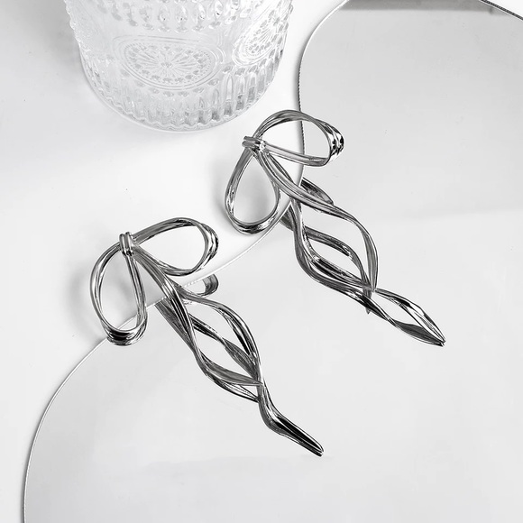 Dainty silver bow ribbon earrings - Picture 4 of 5
